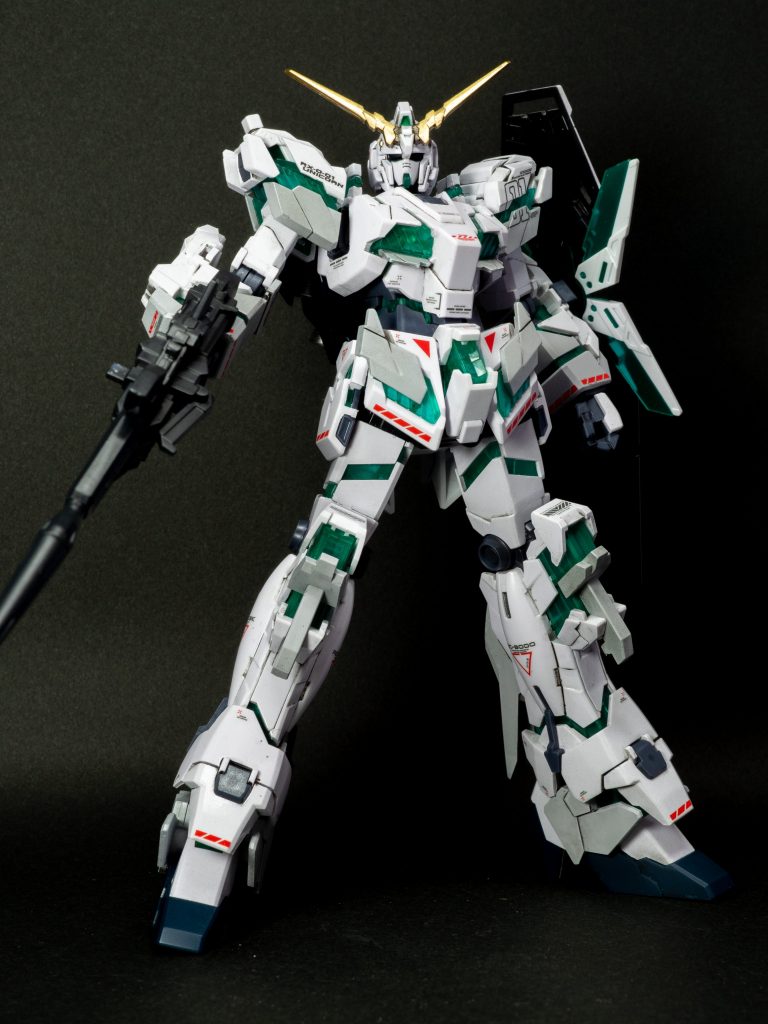 ちょっと古いキットだからか、太股部分に回転軸が無いので、立ちポーズが難しいです。でもまあ、股関節は割と自由度が高いので何とか決まります。