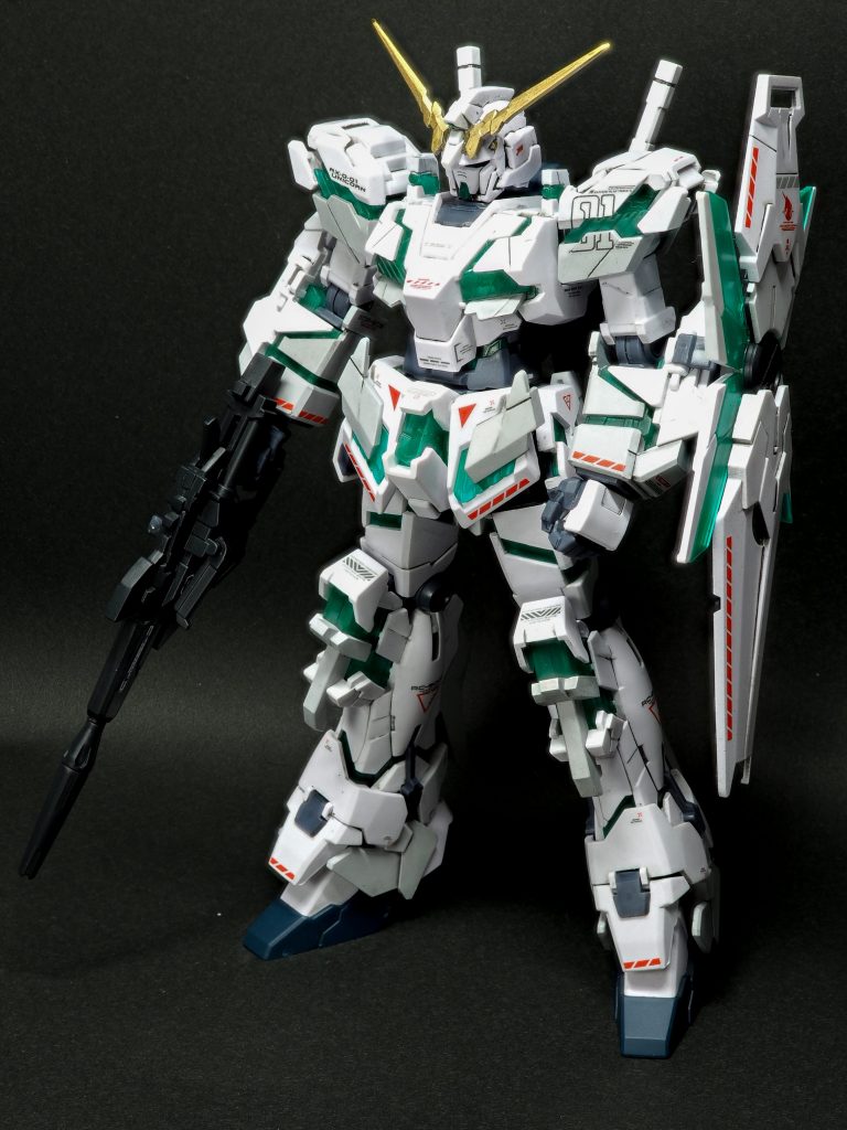 「RE:0096」仕様の左肩の「01」が格好良いのでやろう!と思ってガンダムデカールを買ってきたのですが、デストロイモード用のは無いね…というわけで自分で上下に切って貼りました。