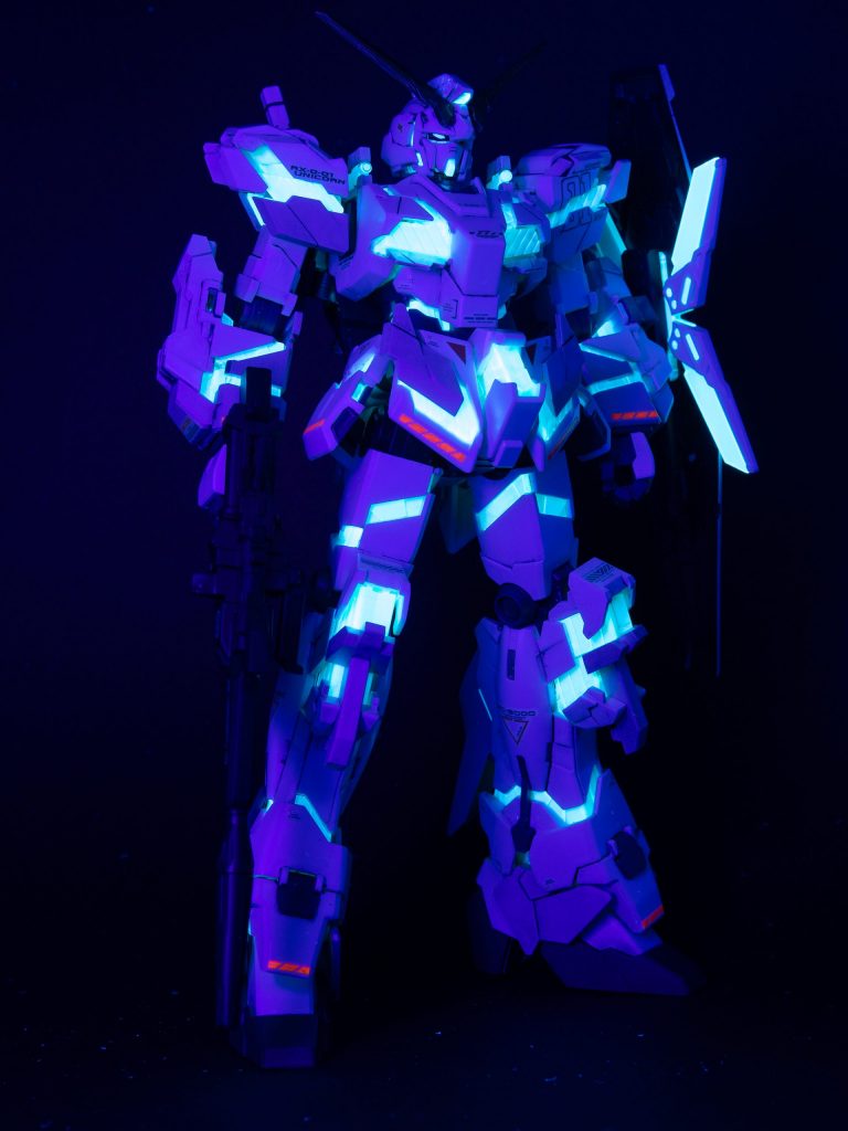 写真じゃ伝わらないけど、ブラックライトを当てると結構派手に光ります。無駄に楽しいのでオススメ。