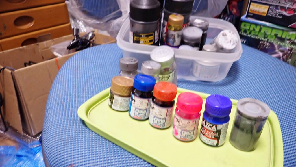 今回使用した塗料です。調色レシピ関節　ガンメタサフ（ガイアノーツ）→スターブライトアイアン（ガイアノーツ）黒系　黒サフ（クレオス）→ウノイブラック（クレオス）銀系　銀サフ（ガイアノーツ）→スターブライトシルバー（ガイアノーツ）バーニアの青焼け表現、クリアーブルー　クリアーオレンジ共にガイアカラーグレー系　黒サフ（クレオス）　ニュートラルグレーIV　ガイアノーツ金系　銀サフ（ガイアノーツ）→スターブライトプラス金系２　銀サフ（ガイアノーツ）→スーパーリッチゴールド（クレオス）青系　黒サフ（クレオス）→コバルトバイオレッド（ガイアノーツ）紫系　黒サフ（クレオス）→コバルトブルー、ニュートラルグレーIV、パープルを調色関節系はスーパースムースクリアクリア（クレオス）それ以外はEXクリアでトップコートで完成。