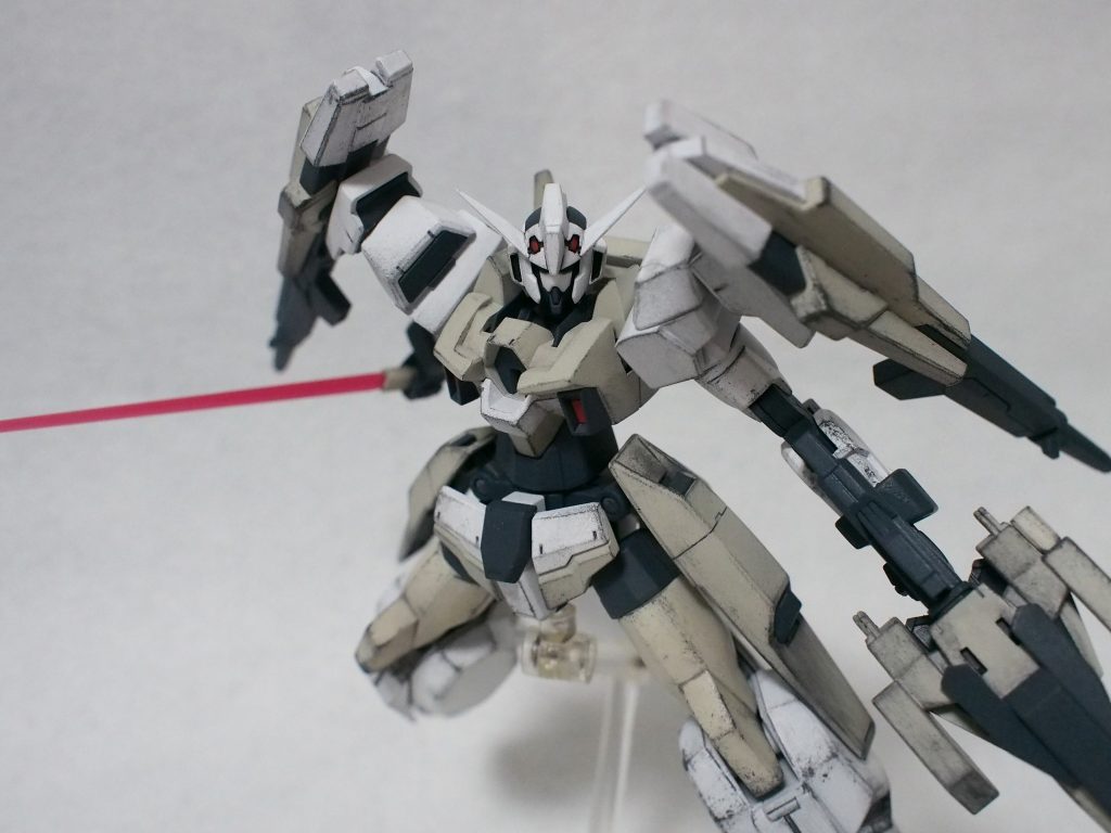 サーベルを抜刀。高い機動性により近接戦も得意。