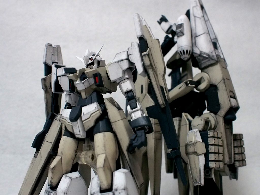 このほか、大型装備を用意しております。このAGE2、ヤフオクで落としたジャンクキットを組み換えて遊んでいたところ、思いのほか気に入ってしまったので全塗装してしまいました。パーツ分けが優秀なキットばかり使用したので、パーツ数は多かったですが意外と塗るのは苦じゃなかったです。嘘。制作中はけっこうきつかったかも。名前のデヴォーブはダブルバレット(DB)とオービタル(OB)を掛け合わせたもの。AGE2-DBOB。ここまでご覧いただきありがとうございました。