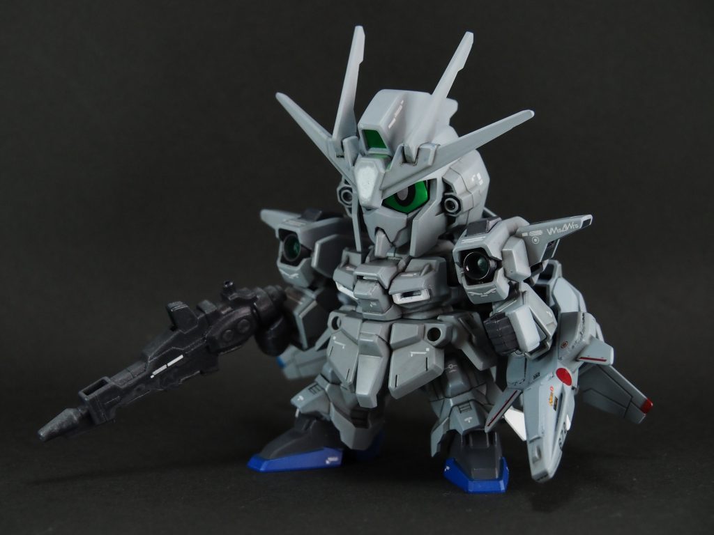 BB戦士のライトニングガンダムを航空自衛隊仕様のイメージで、MS形態ではゼータプラスを飛行形態ではF-15Jイーグルの制空迷彩を参考に塗装しました。