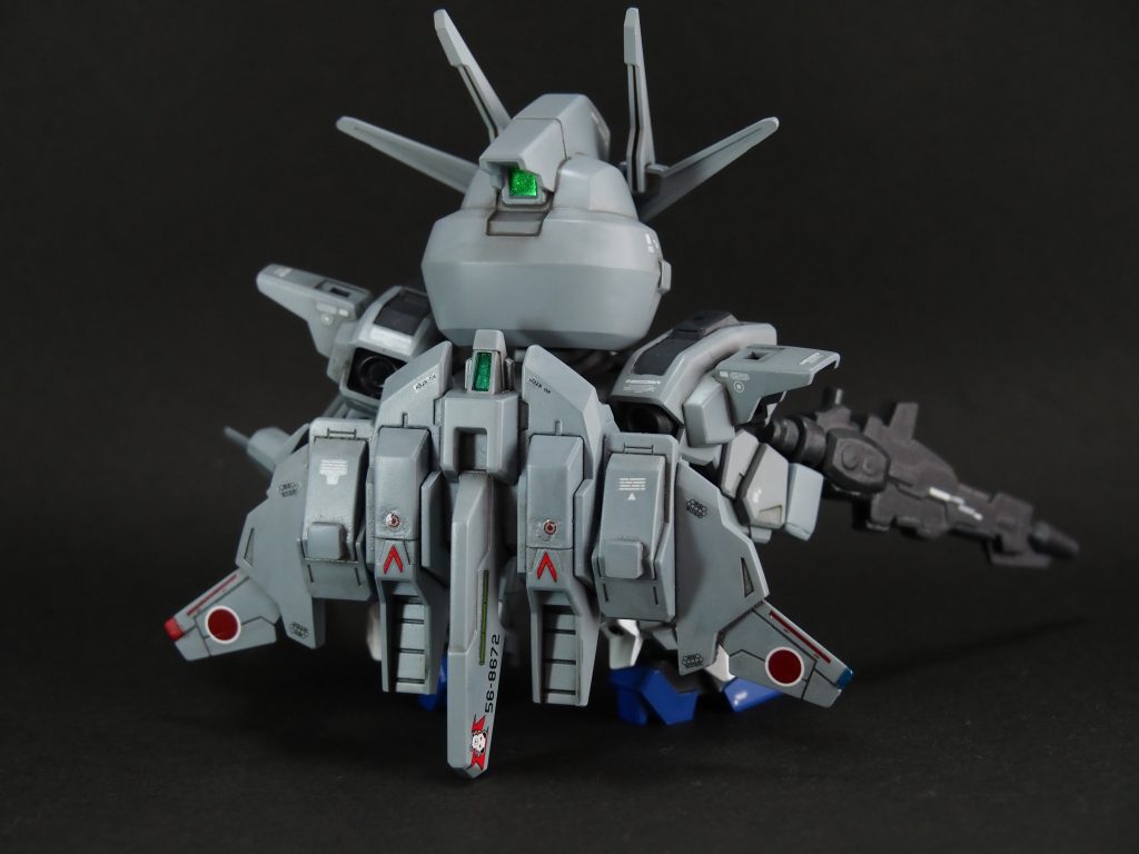 加工は合わせ目消し、肉抜き穴埋め、銃口開口など。低価格SDキットなので肉抜きがかなり多かったです。ランナーのプラ板を貼り付けて整形する方法で塞ぎました。