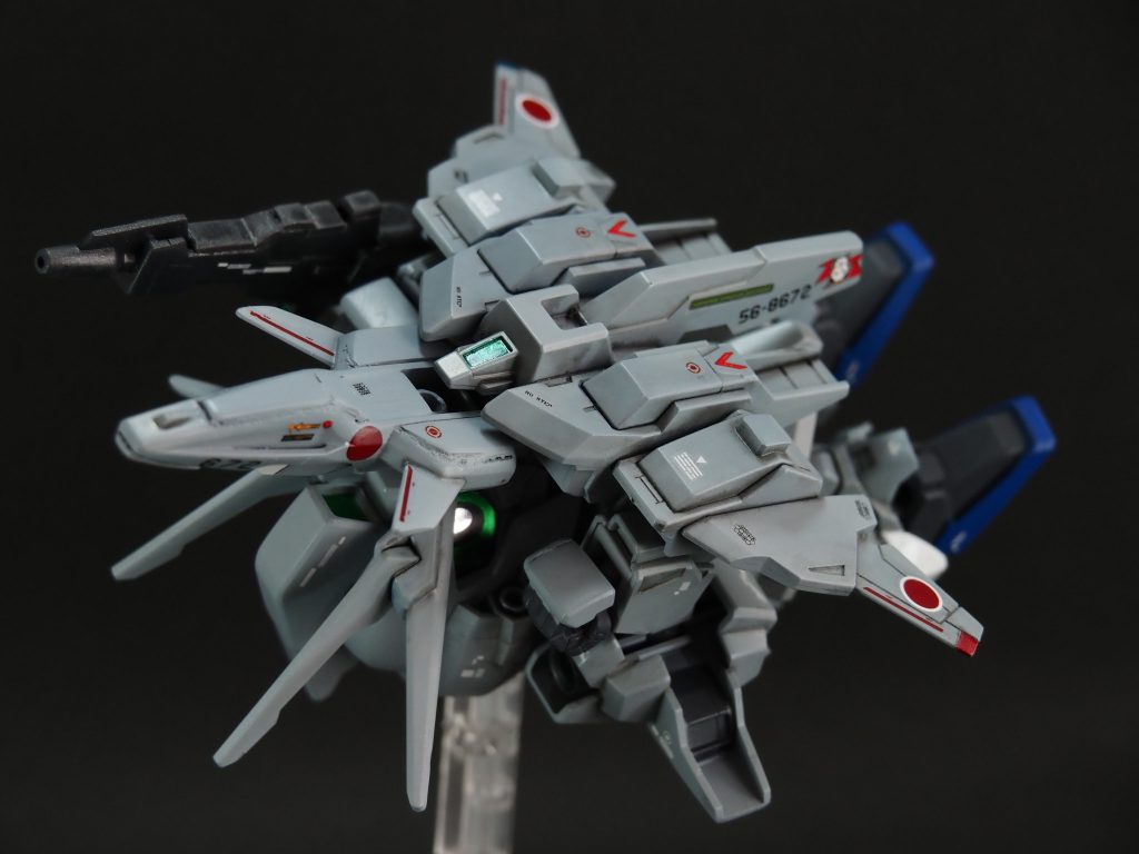 飛行形態に変形。寝そべってるだけですが…翼端灯や垂直尾翼編成灯など実機を参考にモールド追加しました。デカールは食玩の残りを貼りました。千歳基地の203飛行隊部隊所属の全天候型機になってます。