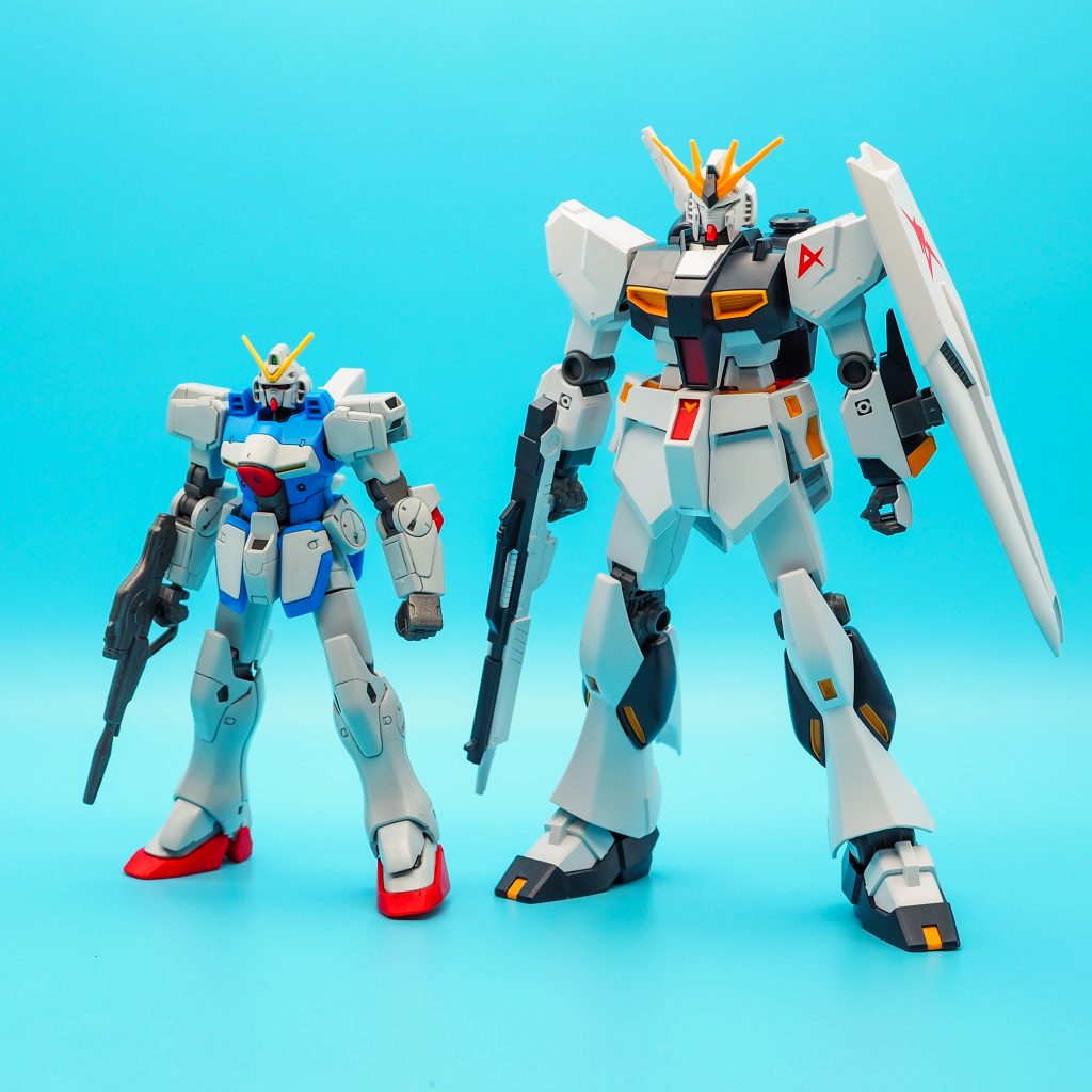 エントリーグレードのνガンダムと並べてみると、そのサイズ差は歴然。同じ1/144スケールとは思えないほど違いますね。