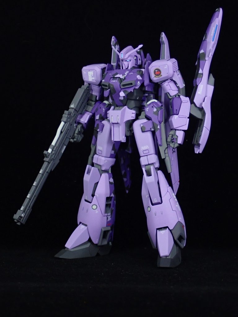 MS形態。地上用の機体なのでEFFとオーストラリア トリトン基地のデカールを貼ってます。（EFSFのデカールはたくさんあるのに、EFFは意外と持ってなかった。）ビームライフルの銃口は紛失したので、開口してそれらしくしています。
