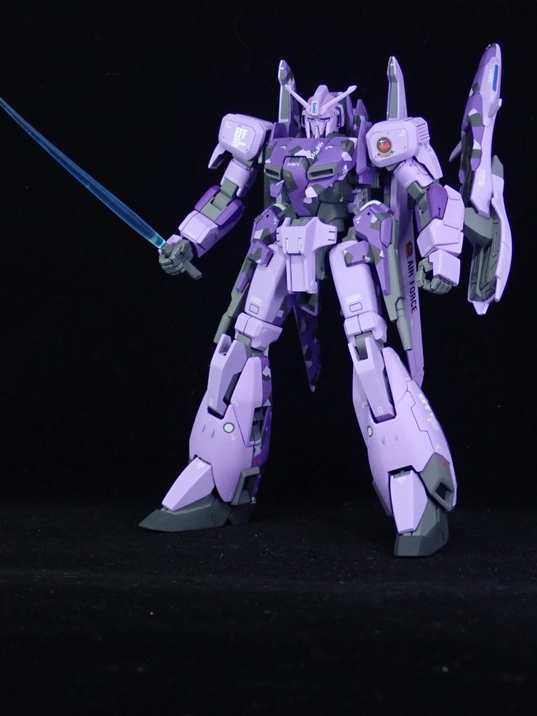 股間節がほとんど動かないのでポーズは難しい。カラーメモライトパープル　パープル（クレオス）＋ニュートラルグレーⅡ（ガイア）パープル　パープルヴァイオレット（ガイア）＋ニュートラルグレーⅡ（ガイア）迷彩ライトパープル　ラベンダー（ガイア）迷彩ダークグレー，腹部，足先　ニュートラルグレーⅤ（ガイア）関節，その他　グレーバイオレット（クレオス）＋ブラック