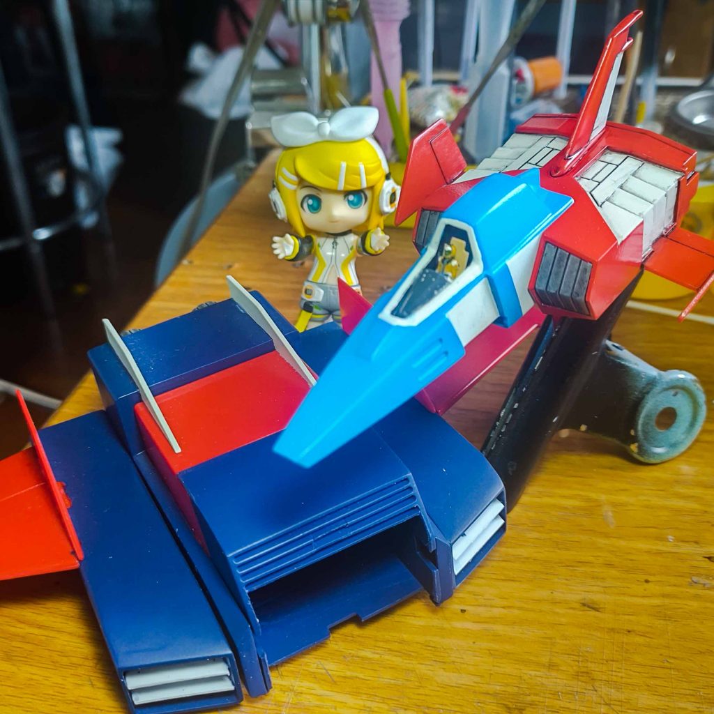 コアファイターのキャノピーを切り取ってコクピットを作りパイロットを乗せて透明プラバンでキャノピーを制作。Gアーマーのダクトもプラバンでディテールアップ