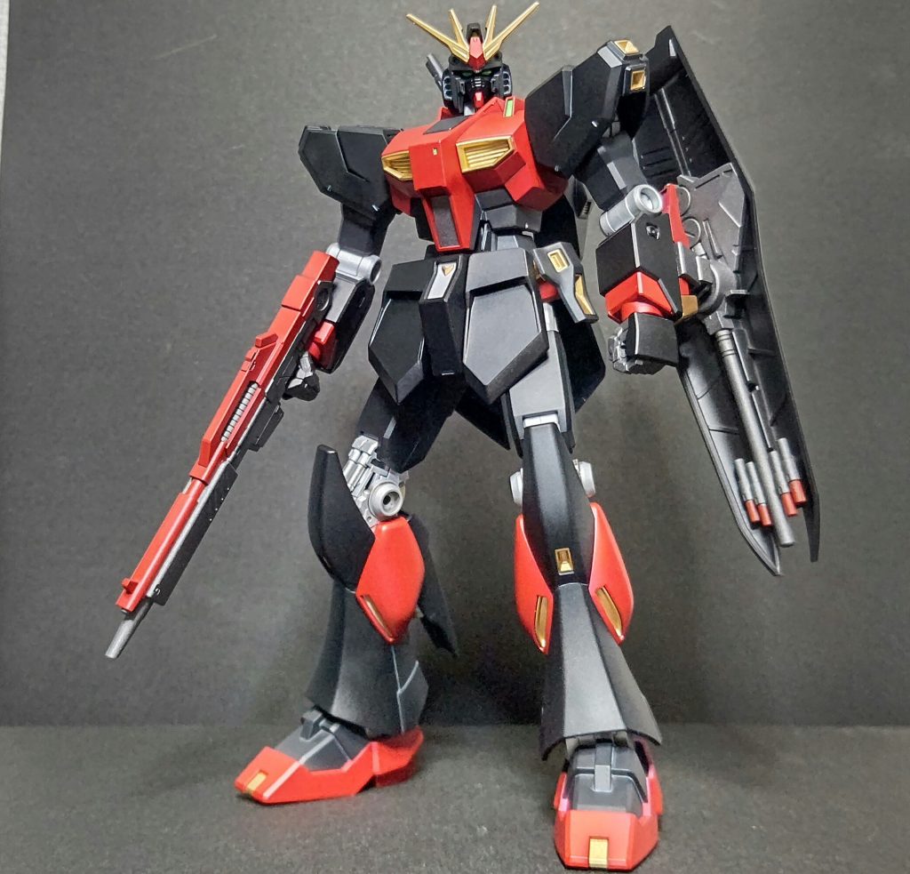 RGのν、hi-ν見てて黒っぽいフレームに金、銀の部品がついいてる感じなので、あえてフレームを白にして装甲を黒くしてみようと思ったしだい差し色をいつもの赤にしたらなんかめっちゃ悪役感出てきた