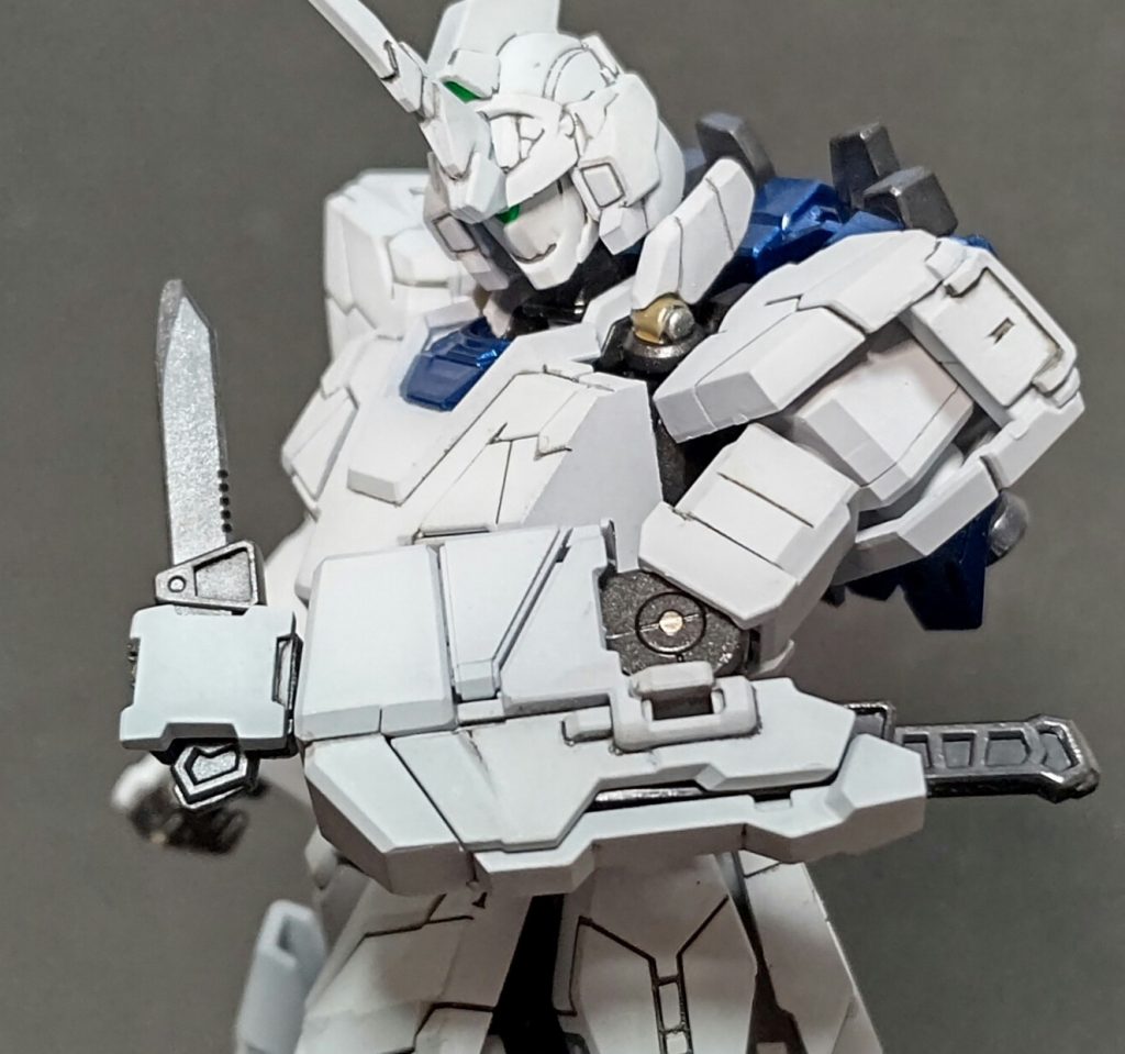 鉄血世界だとビーム兵器は使えないので、トンファーはナイフに変更バックパックのサーベルは除去