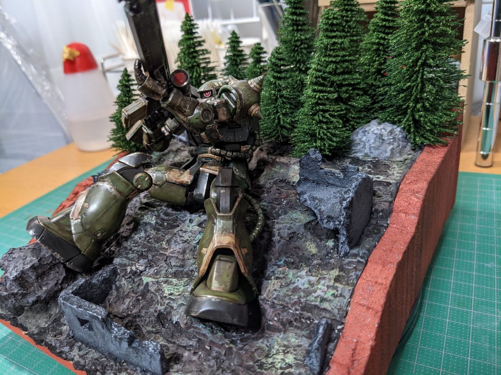 1/144の縮尺に忠実に、周囲の廃墟やテントを制作しました。モビルスーツの巨大さがうかがえる1枚となっております。