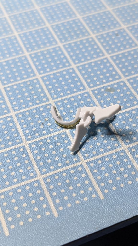 モノクルはくり抜きたかったので、真鍮線で補強して、削りました!