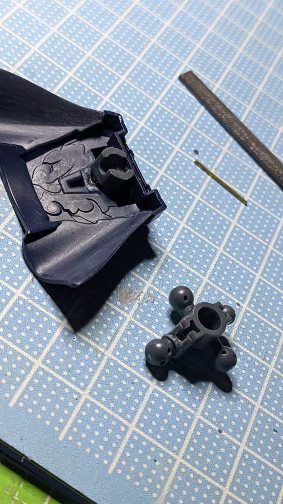 リアアーマーもボールジョイントで可動出来るようにしました!