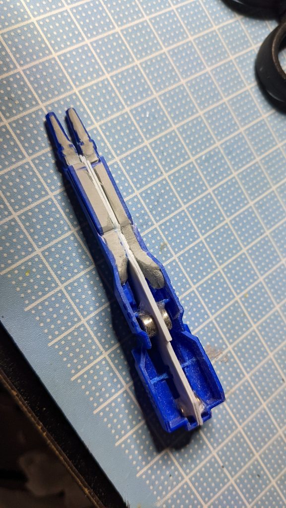 ツインバスターライフルは半分に分割して、プラ板を貼り、ネオジム磁石を付けて、パテで埋めてます。