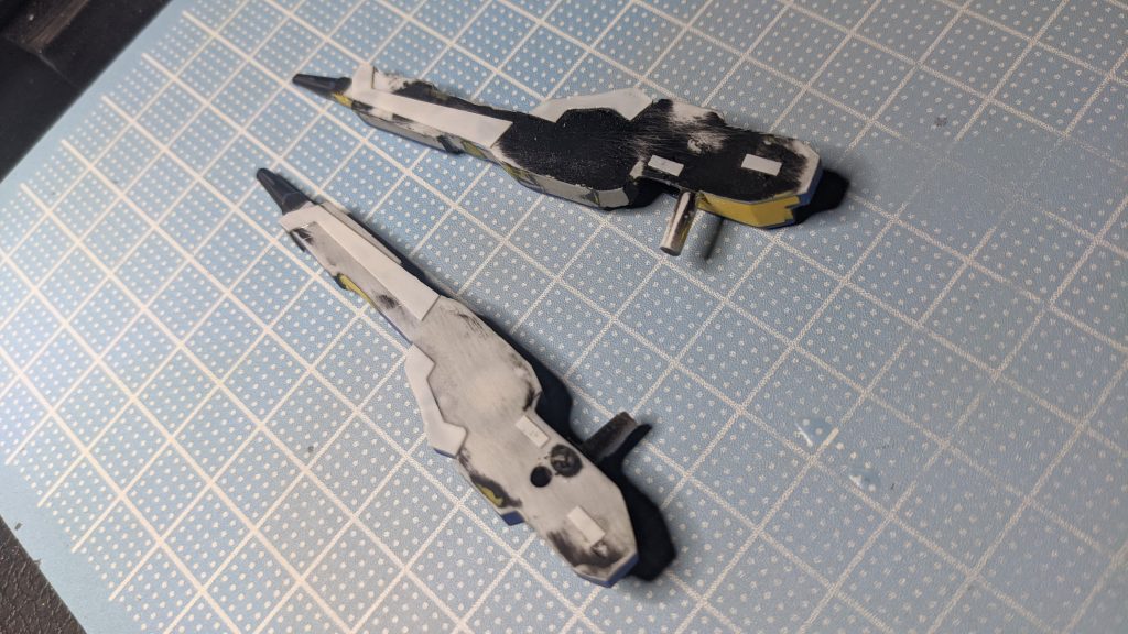 片側のグリップは可動式にして、収納出来ます。内側はプラ板でそれらしいディテールを追加してます。