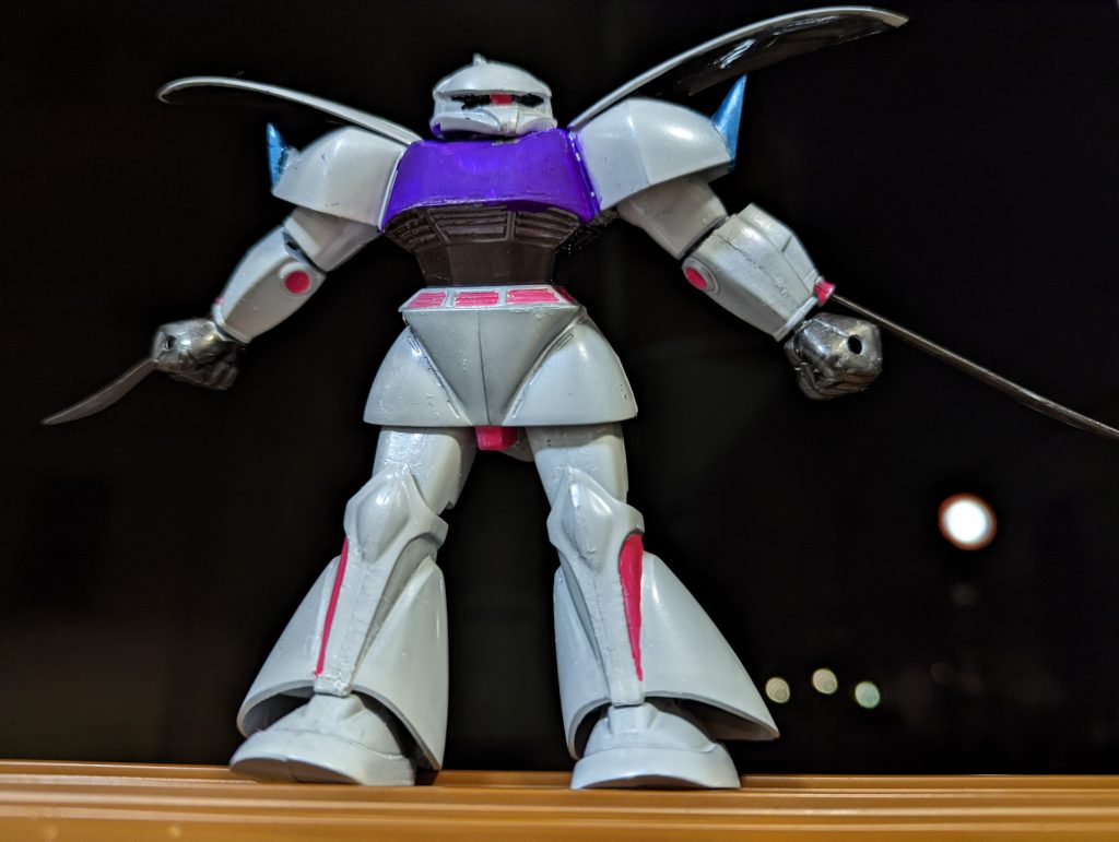 盾を真っ二つに割ってショルダーパーツに転生させました