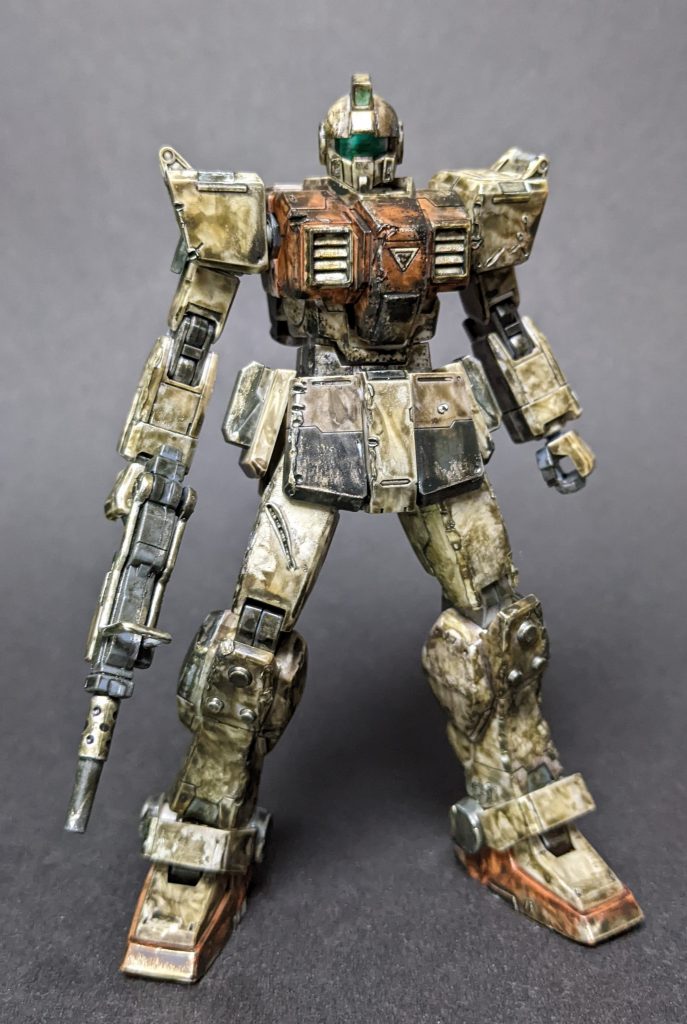 陸戦のなかでも湿地帯を想定し、泥だらけ塗装を施しました。更に激闘を表現するため各部にダメージ表現も取り入れております。