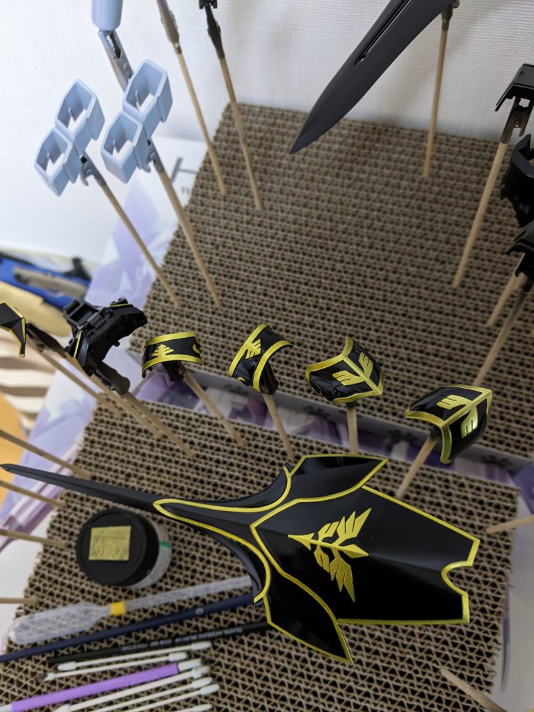 盾は4回塗り直しました。さすがに4回もやれば。