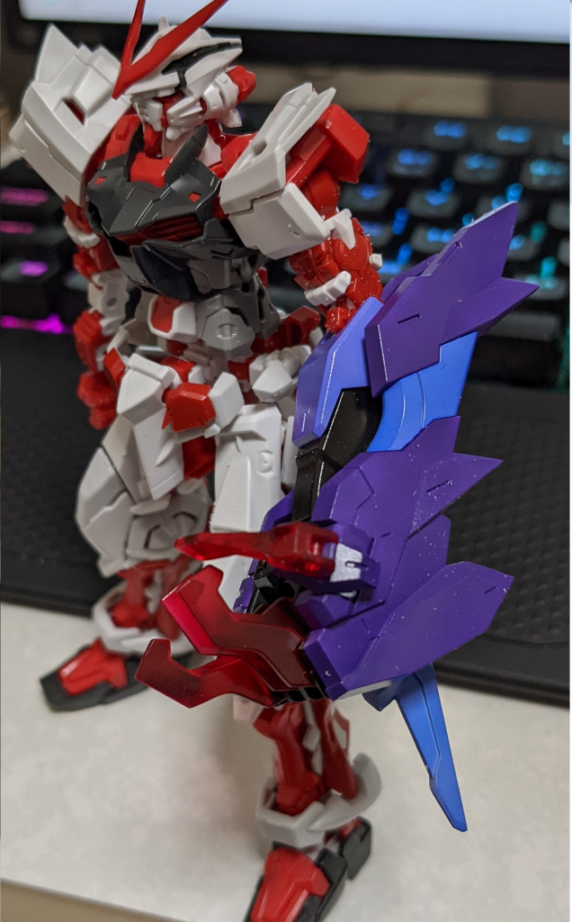 思い付きのノリでやってみましたが、手大きすぎる。でも保持できるレッドフレームの肩と腕の保持力すごい