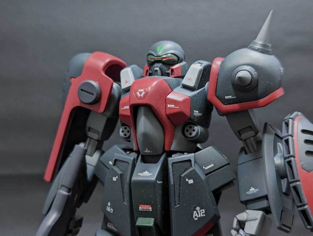 胸部の緑部分はセンサーなのかただの塗装なのか悩んだ挙げ句ハッチ扱いとし、緑に塗るのはやめました