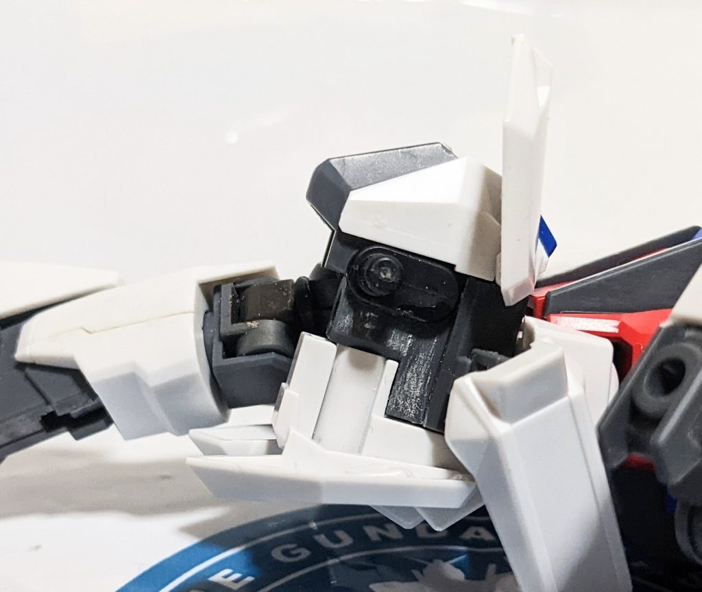 直接加工する部分はこの部分だけ。30MMの股にあるアームから内側の軸を切り離して画像のように接着するだけです。ちなみに中央の本来の股関節ブロックは接着面積を増やす目的で30MMのオプションパーツを加工して使っていますが、実際にはやらなくても接着面積は充分ありました。あとは30MMの股関節パーツを差し込み、、さらにガンプラ側の股関節パーツを差し込むだけ。