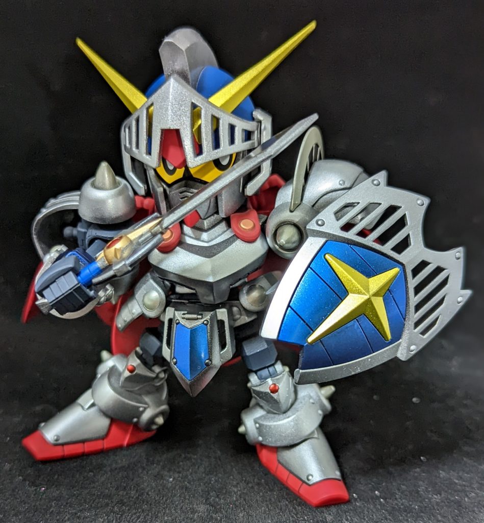 ナイトソードを構えたポーズナイトソードは地味に装飾含めると6色塗分け。マスキングめんどくさかった。