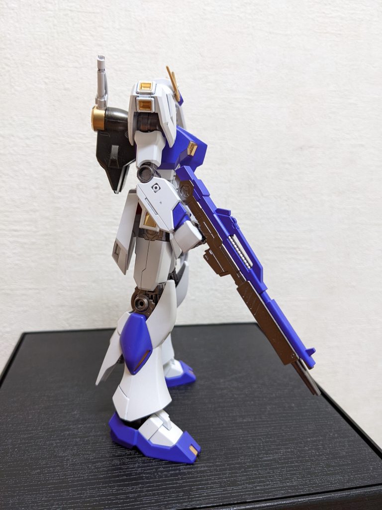 右側面ライフルは白いところをガンメタに変更。