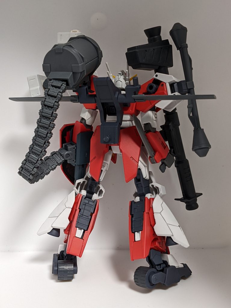 基本的には脚部ランドクローラー(足の裏についてるタイヤ)で地上を走ることを目的にしています。サタニクスを採用したのも、このクローラーを使いたかったからです。Wの世界にSFSはなかったと思うので、移動するとなればこっちのほうがよさそうだなって。バックパックは従来のものから変更し、マウントラッチというかハードポイント増設のため追加パーツを装着できるものを採用。具体的にはマーズウェポンズ付属のものですね。将来的に、というか、どこかでさらに武器類を搭載できるように今何もついていないピンも使用できるようになっています。新たな近接武器もいいなぁ。とりあえず今回はあくまでも案のひとつなのでそこまでは詰めませんでした。嘘です何もいいアイデアが出てきませんでした。ついでにいいグッズも持ってませんでした。ウィングをつけてみましたが、空を飛ぶためのものというわけではなく、これを上下にひねることでカーブしようという・・・できんのかそんなこと。信じればできるんでしょうね。エネルギータンクと、中にチューブラインを通した給弾ベルトをビームガトリングに接続。これでもう弾切れとはオサラバさ!なにしろヘビーアームズといえば弾切れ。歩く弾薬庫の名は伊達ではないけど、使い切ればアーミーナイフしかない潔さ。そうはさせないぜ!