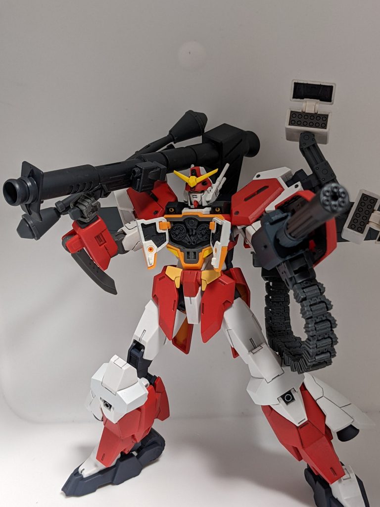 フルオープン?ところで、ヘビーアームズとコアガンダムとでは白プラの色味が若干異なります。コアガンダムのほうが真っ白で、ヘビーアームズのほうがクリーム色入ってるかんじでしょうか。結構ありますよね、同じ白系統なのに少しずつ違うっていうの。若干とはいえこの差は明確だったので、ヘビーアームズ側を白で塗装しました。具体的にはディアクティブホワイトです。ちょっとグレーが入ってるっぽく見えるやつ。最近のお気に入りです。これを全体的に、または部分的に塗ることで全体的に一体感がでて全体的に全体感がよくなります。秘密のパワー!全体じゃー!