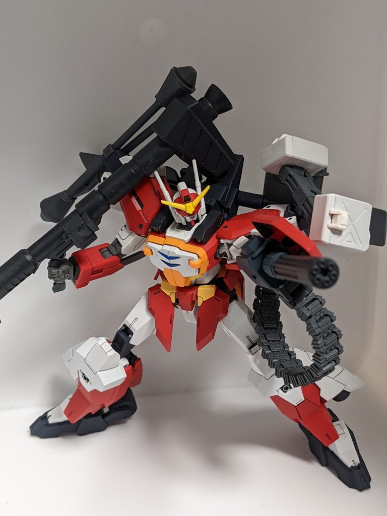 凄まじくわかりづらいんですが、ガトリングの銃身にプラ棒を取り付けて一回り大きくしています。片腕で扱うので従来のサイズでいいんでしょうけど、細さが気になったので見た目優先にしました。そして何より大変だったのが胸部装甲の青い部分の塗り分け!マスキングが親の仇なので使わないって人にとってはあれを筆でやるのは大変ですよね。仇討はしませんけど。一度失敗したので、やり直すことになりました。↓