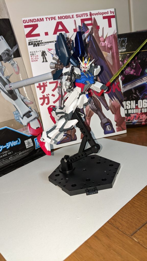 ライトパッケージを買ったため、武器もストライカーパックもなかったのでシナンジュスタインのバックパックとムーンガンダムのビームライフルシナンジュのビームサーベルを借りました。