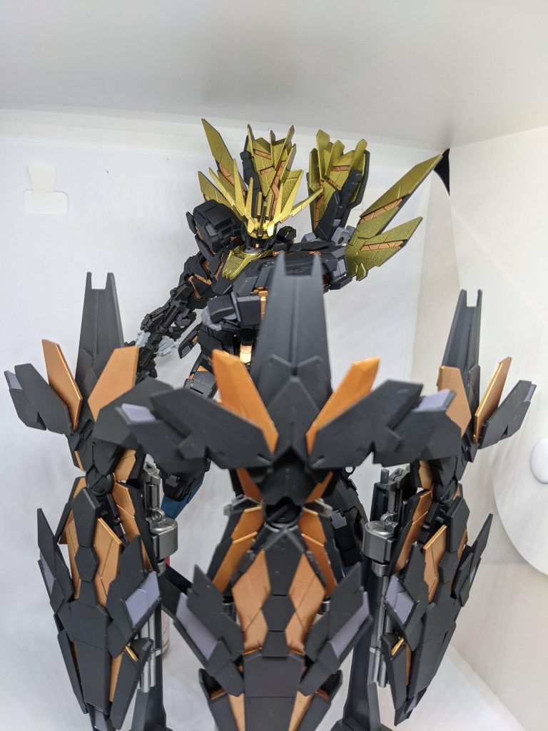 アームドアーマー3機を前方に展開し、攻撃を防ぐユニコーンとは異なり縦方向3列を基本に展開し広範囲を防御力する