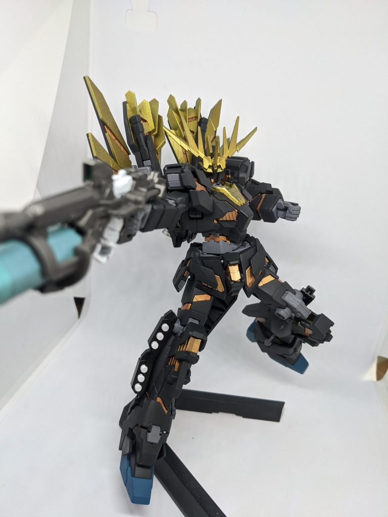 アームドアーマー無しの片手打ちビームマグナムのマガジンとミサイルポッドをホワイトにしたことで差し色としてかなり引き締まって見える