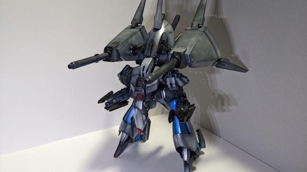 ビームキャノンや腕部、足の部分はジャンクパーツを組み合わせて使っています。ゲロビを撃ちそうな外見なので胸部にハイメガキャノンを追加しました。元のメッサーラと比べると、脚部が逆関節になり更にバケモノ感が増した気がします。