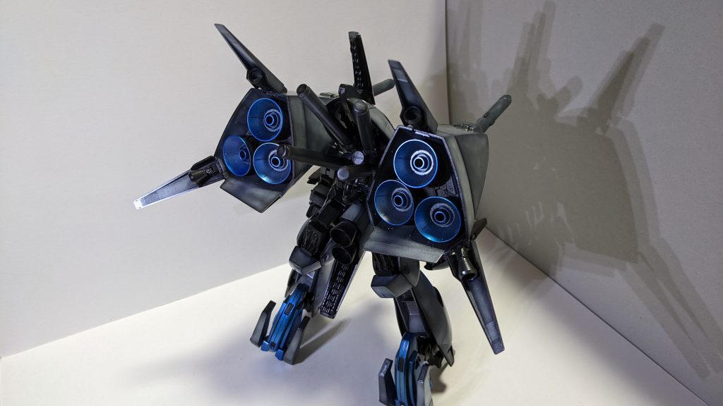 写真が暗くてわかりにくいですが、ブースターを各所増やしています。背部のプロペラントタンクのような物も元デザインを参考にプラ材で再現しています。