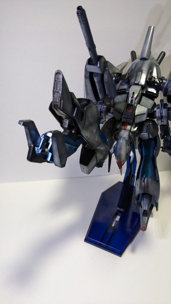 脚部の大型クローは展開できます。エンジンユニット内のスペースは本来なら変形時に腕部が収納されるんですが、そのままだと寂しいのでプロペラントタンクを追加。