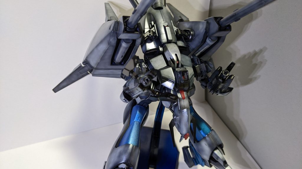 腕のクローも可動します。腕部は30MMのパーツをかなり使っています。元デザインは3本爪なんですが、ジャンクパーツでしっくりいく物が見つからなかったので、断念して2本爪になってしまいました。