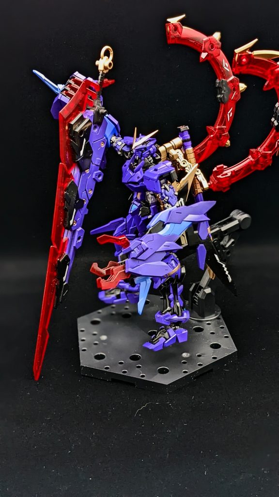 天叢雲剣は、レッドフレーム本体より大きいので持たすのが大変です。