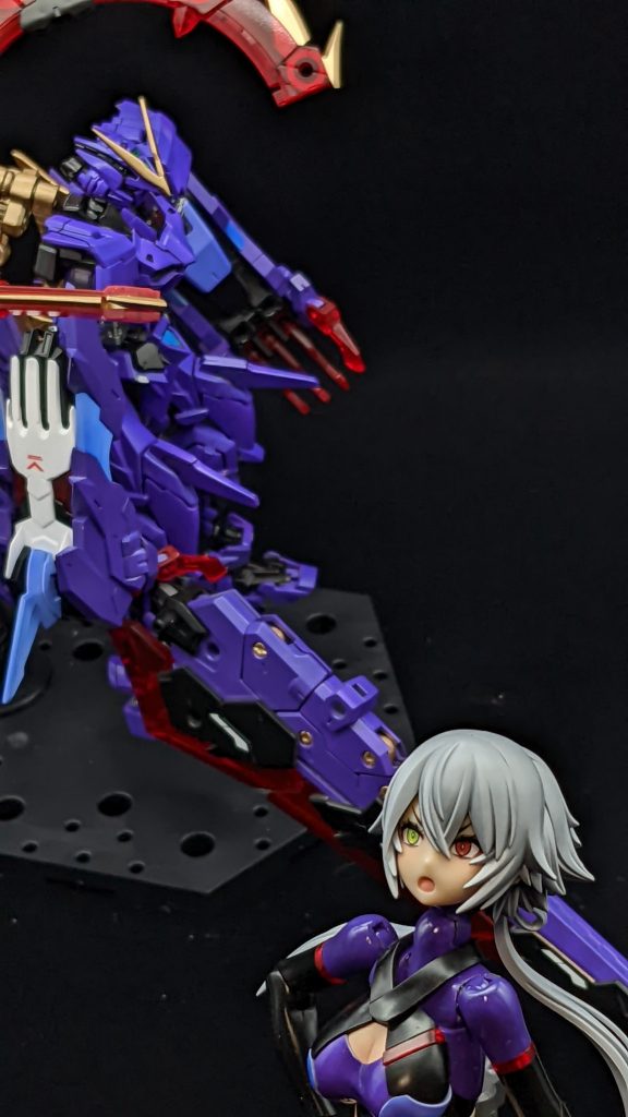 スサノヲさん、武装が届いて喜んでいるようです。まぁ、天叢雲剣が大きすぎて、驚いてもいますが。。。