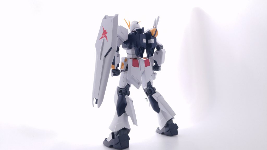 バック:リアアーマーのダクトの黄色だけはさすがに塗らないとかもしれんね!盾のミサイルの赤も今回のキットだとグレーだから気になったらぬるとよいぞ!