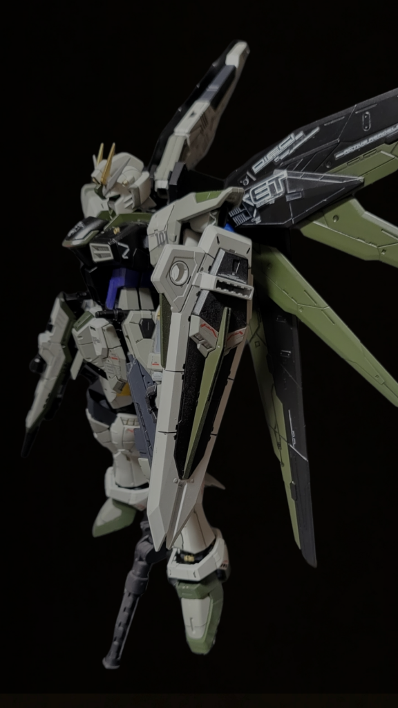 横から使った塗料はインシグニアホワイト明灰白色NATOグリーンガンシップグレーセミグロスブラック差し色でスカイグレー