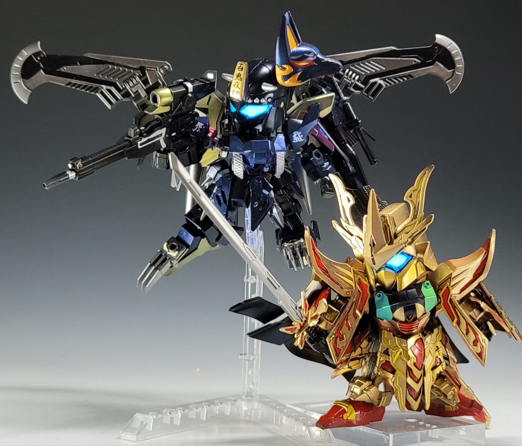 アクションポーズです瞳はグリーンの蛍光塗料をブラックライトで光らせています