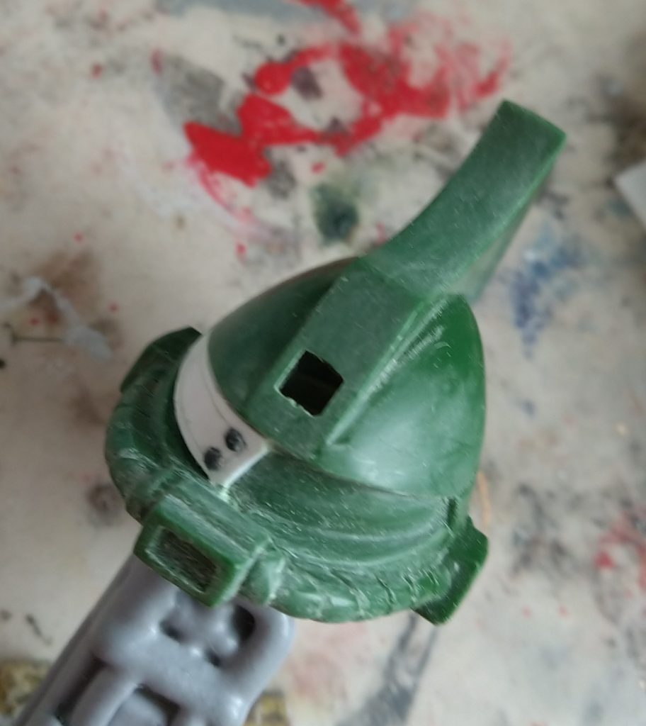 目の可動域の黒い部分に相当する箇所を奥になるよう削ったのと、縦幅少し拡大。デフォルトは縦幅上のラインが中央から目尻にかけて曲線的に釣り上がる感じですが、縦幅拡大によって直線的に釣り上がるようにしてます。それと眼帯をプラ板で追加して筋彫り、ポッチも追加。