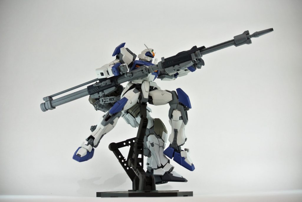 ポーズは劇中よりも模型になった時のかっこよさ重視です。細身＋ロングライフルを斜め上に構えるのかっこよくないですか？