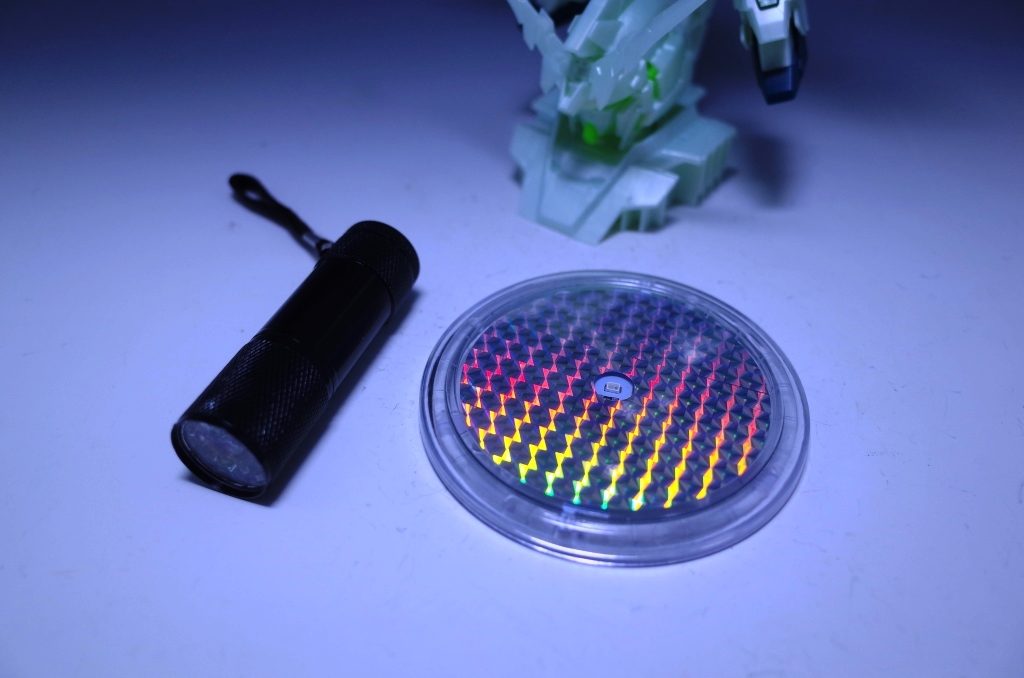 百均で買った紫外線ライトとガラスコップ等を載せるコースターライト　(各￥110-)