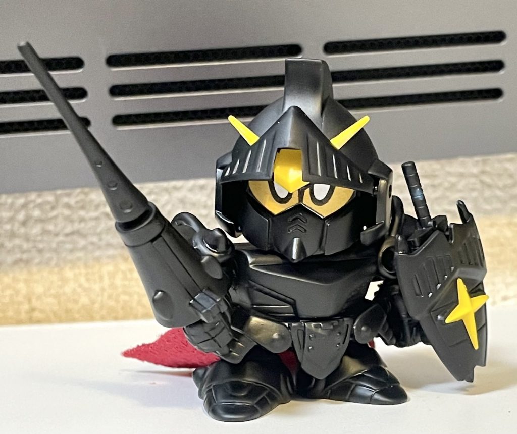 黒サフを吹いた後の状態この段階で目のシールの各ツインアイの外側の角を丸くしより公式イラストに近くなるように変更しました。（顎のエラのラインも上の画像よりもう少し削り込んでスマートに）マントは説明書のマントを型紙にしてダイソーの貼れる千代紙を張り合わせて作成しています。