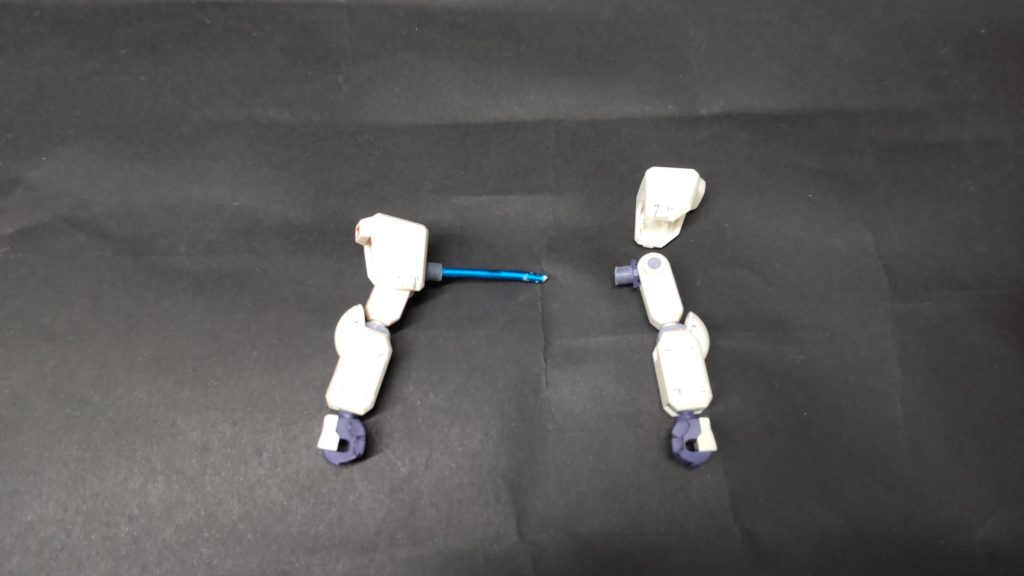 腕はガンプラカスタマイズキャンペーンのジョイントを加工した物を、中で針金を通して左右からハサミ込む形にしてます。メンテ出来るようにあえて接着せずに回りくどい接続にしました。