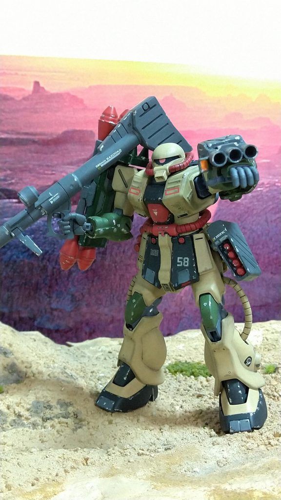 左手に装備している三連装マシンガンは、砲身はオリジンのプロトタイプグフから流用し、マガジン部分はザクのバックパックを切り詰めし、パテで整形してあります。腰部分にバズーカの予備弾倉をつけていますが、旧キットのνガンダムのバズーカを切って整形し、磁石を仕込み、簡単に取り付けできるようにしています。