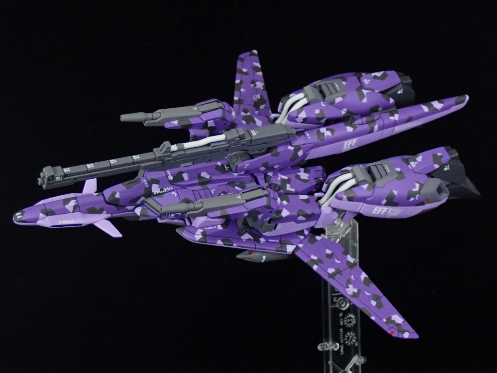 とにかくスプリッター迷彩が大変でした。全身に施せる人は尊敬。変形前後で胴体周りの迷彩パターンが違うのはご愛嬌。